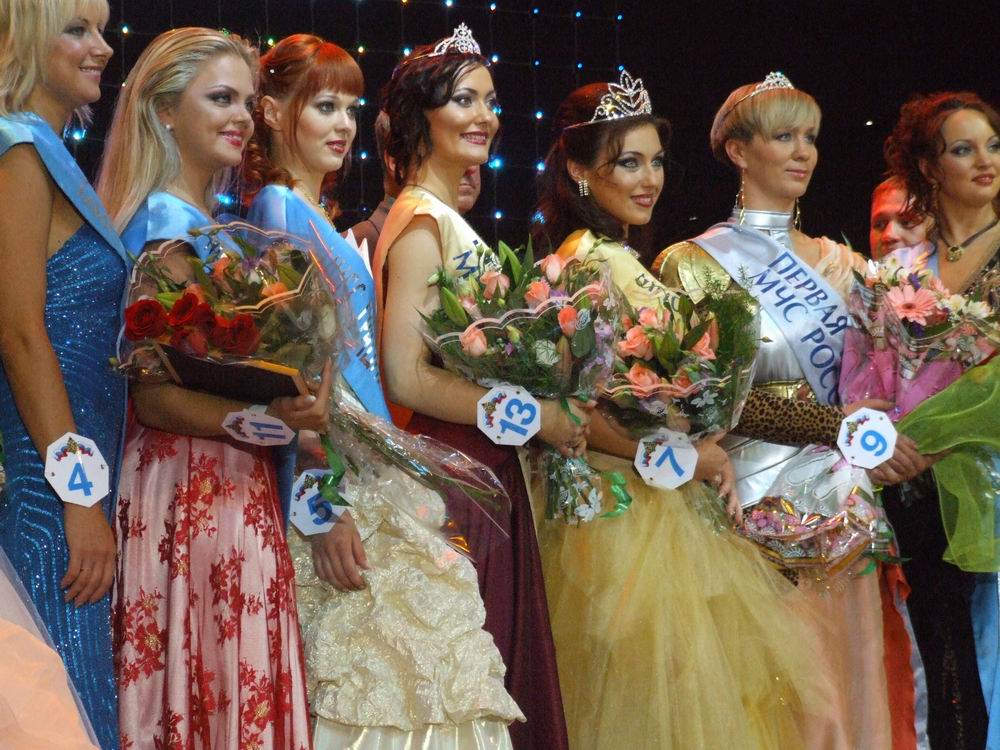 В первый день конкурса "Мисс МЧС" девушки показали свою силу