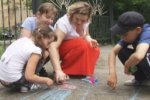 В Первоуральске рисунки на асфальте стали воплощением детских желаний В Первоуральске рисунки на асфальте стали воплощением детских желаний