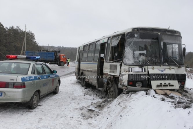 В Первоуральске полиция устанавливает обстоятельства ДТП пассажирского автобуса и грузовика. Видео