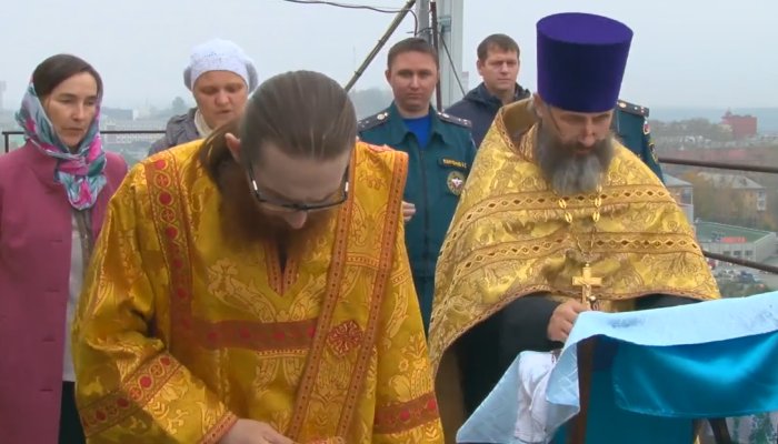 В Первоуральске на крыше многоэтажки состоялось богослужение В Первоуральске на крыше многоэтажки состоялось богослужение
