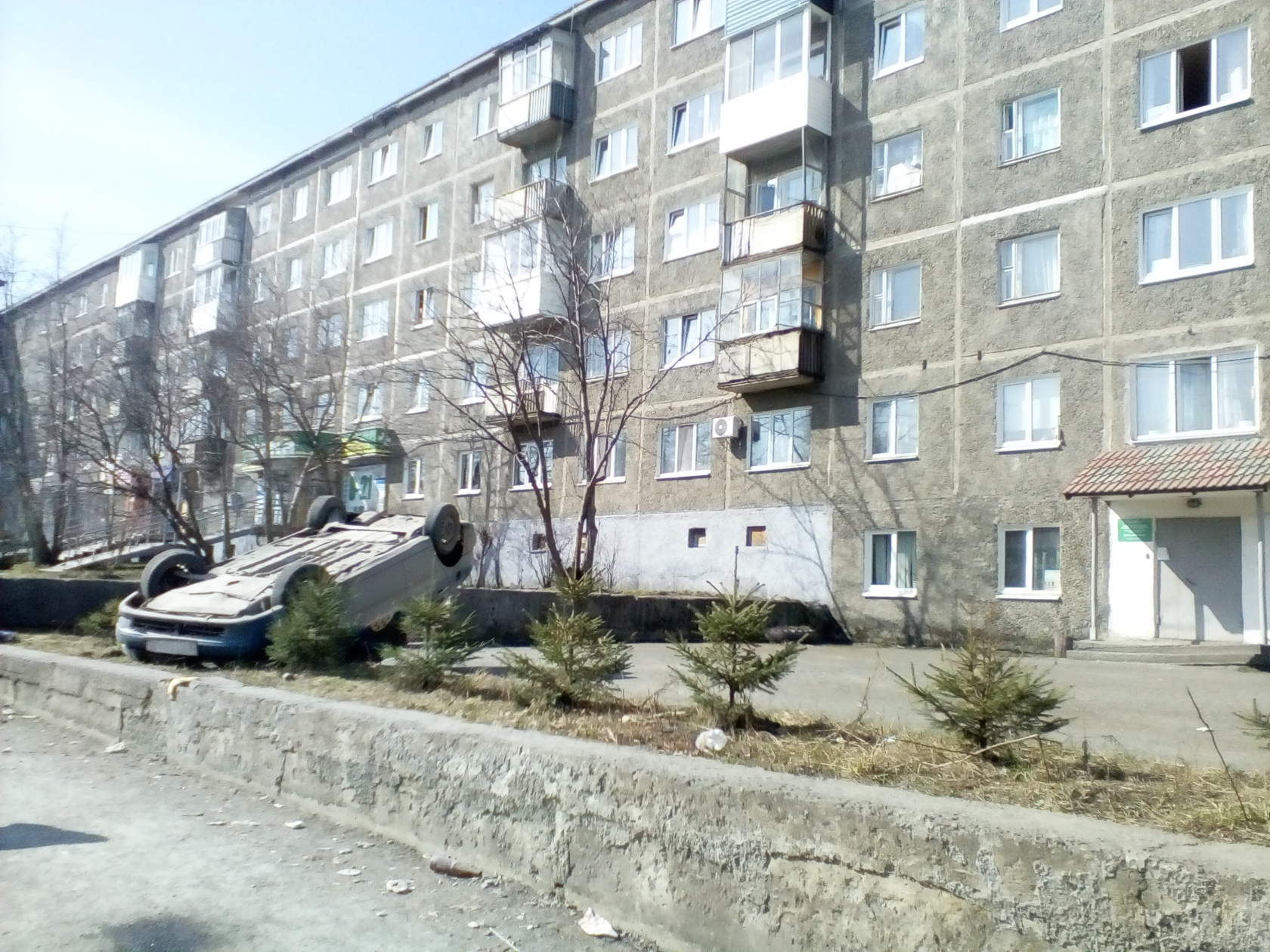 В Первоуральске такси пробило ограждение и встало на крышу В Первоуральске такси пробило ограждение и встало на крышу