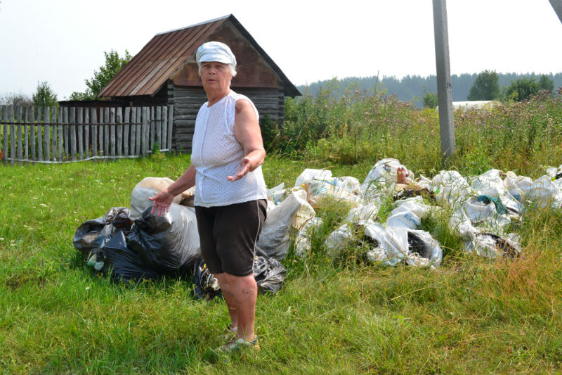 Жители поселка под Первоуральском жалуются на не вывезенный мусор
