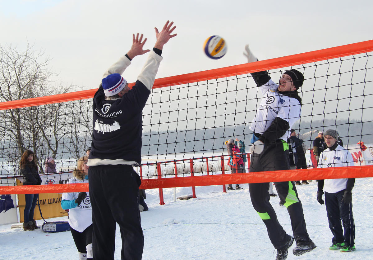 В Москве прошел первый официальный турнир по волейболу на снегу