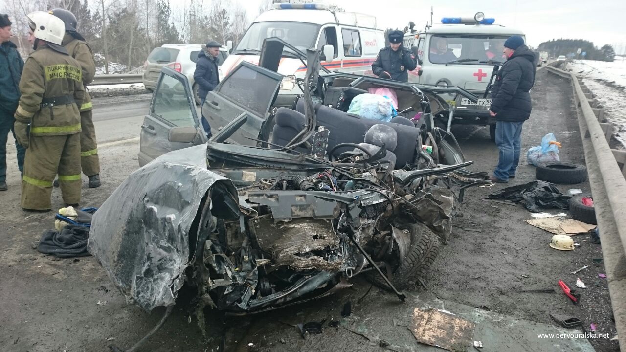 После лобового столкновения автобус с пассажирами вылетел с Московского тракта