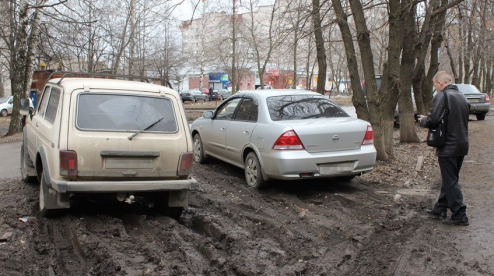 Принят закон о штрафах за парковку на газонах