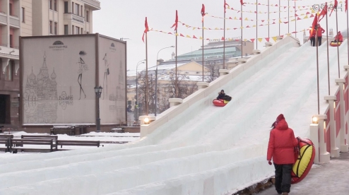 Для новогодней горки Первоуральск поставил в Москву 200 тон льда