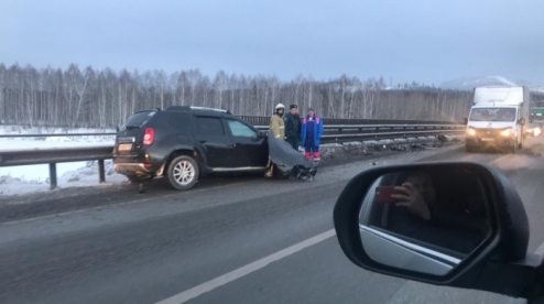 На Московском тракте Renault Duster врезался в два грузовика
