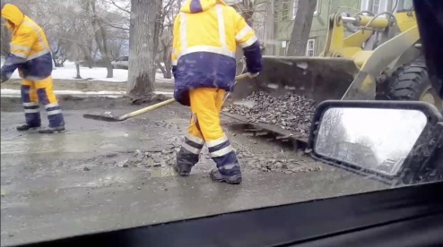 Ямочный ремонт дорог Первоуральска вернулся в каменный век. Видео