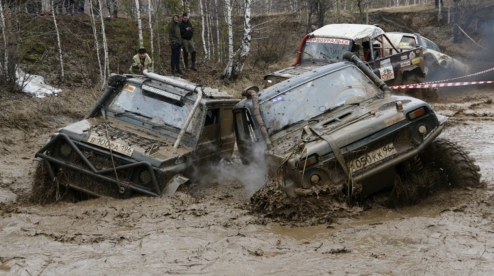 Первоуральские автомобилисты тонули в грязи и застревали под Ревдой. Они участвовали в гонках по бездорожью