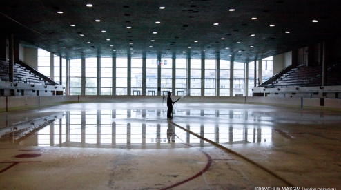 В Ледовом дворце спорта приступили к наморозке льда