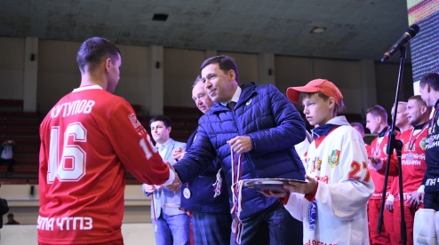 Евгений Куйвашев вручил награды хоккеистам «Уральского трубника»