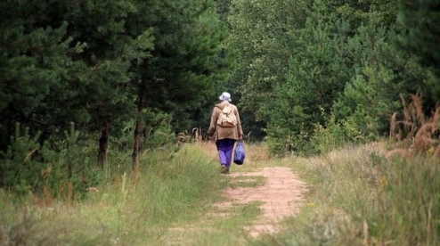 Четыре дня блуждавшую по лесу 83-летнюю женщину нашли охотники