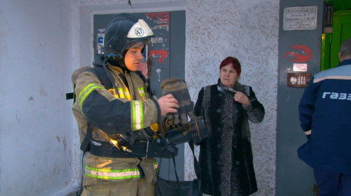 В Первоуральске в многоэтажном жилом доме искали очаг возгорания