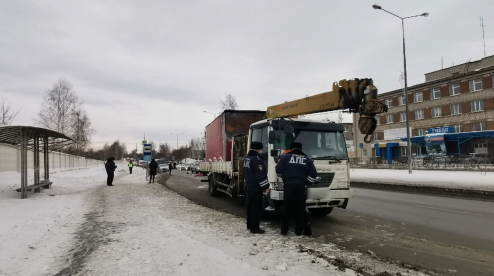 В Первоуральске на пешеходном переходе у здания ГИБДД грузовик насмерть сбил женщину