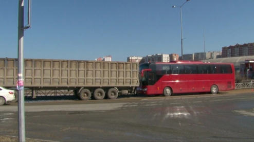 В Первоуральске пассажирский автобус въехал в грузовик