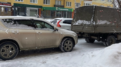 Двое мужчин подрались на дороге в Первоуральске. Видео