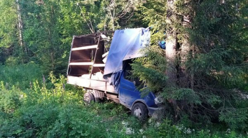 На дороге Первоуральск — Шаля водитель уснул и въехал в дерево