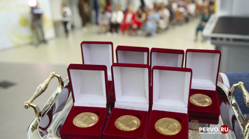Первоуральским выпускникам вручили медали «За особые успехи в учении»