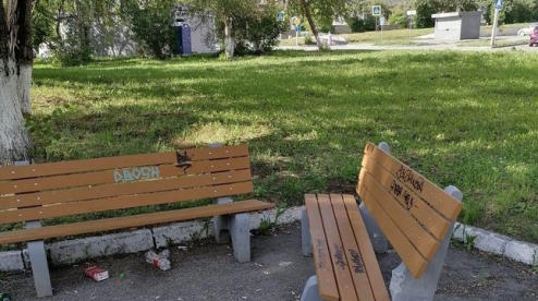 В Первоуральске на аллее по Ватутина вандалы сломали скамейки