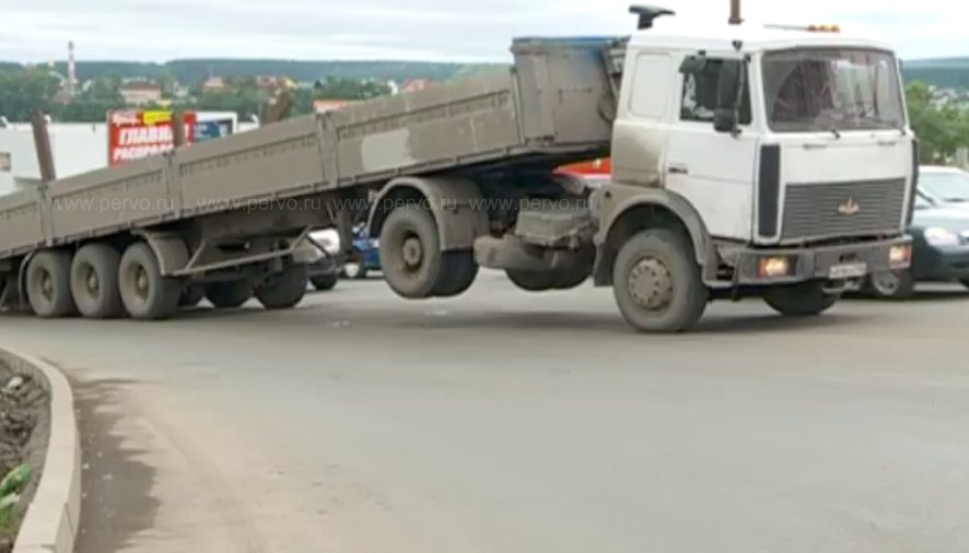 В Первоуральске из прицепа вывалилось 25 тонн труб