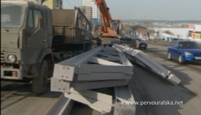 В Первоуральске на проезжую часть из грузовика выпали металлоконструкции. Видео