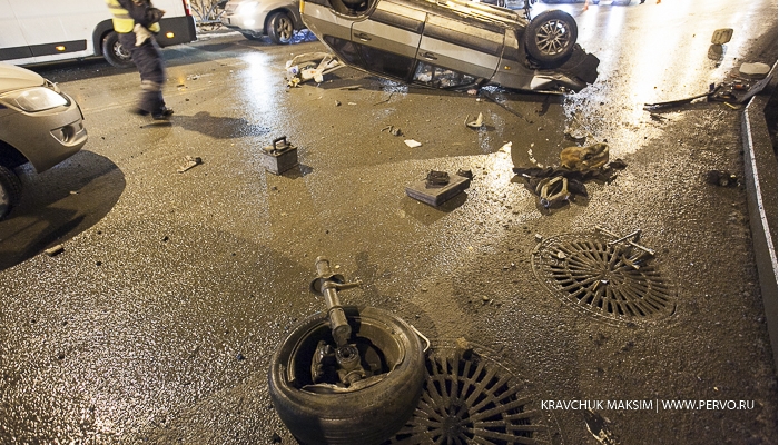 Аварию в Первоуральске, где на большой скорости перевернулась "девятка", сняли камеры видеонаблюдения