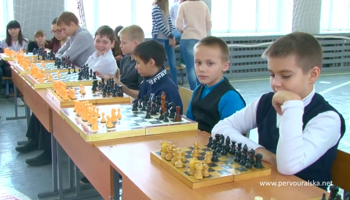 В первоуральской школе впервые прошел сеанс одновременной игры в шахматы