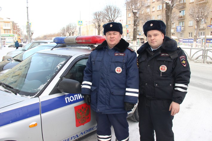 Первоуральские полицейские спасли гражданина, замерзающего в неисправном автомобиле