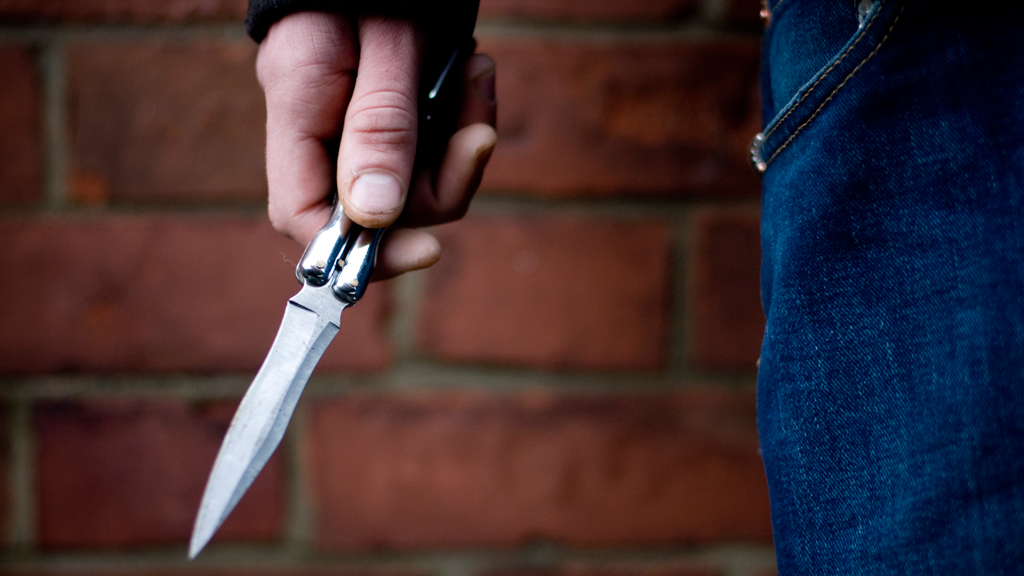 В Первоуральске на пенсионера напали с ножом прямо в подъезде