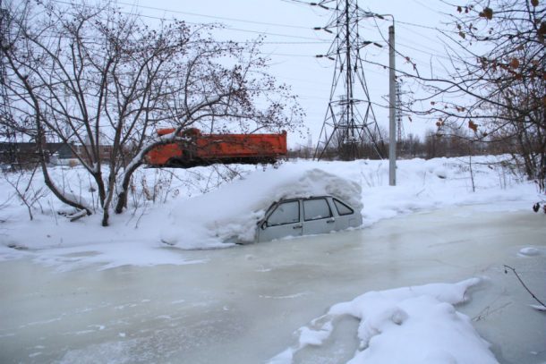 Две улицы в Первоуральске утонули в холодной воде и превратились в каток