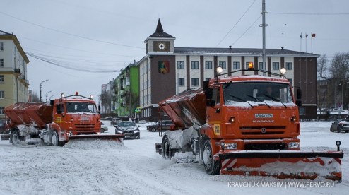 После снежного циклона Первоуральск чистят в круглосуточном режиме
