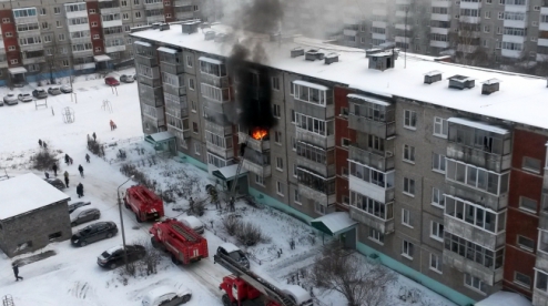 Огонь и дым напугали местных жителей: в Первоуральске днём полыхали два балкона