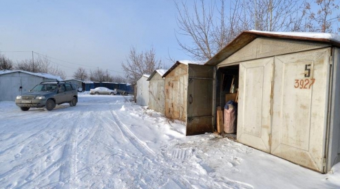 Жители оказывают помощь пенсионеру, живущему в холодном гараже