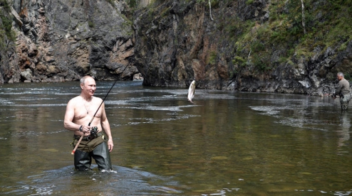 Подписал закон, позволяющий россиянам бесплатно рыбачить
