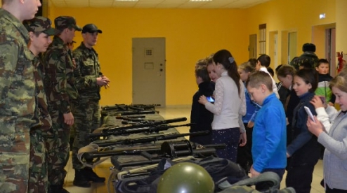 В Первоуральском спецназе ГУФСИН показали, как служат сотрудники специальных служб