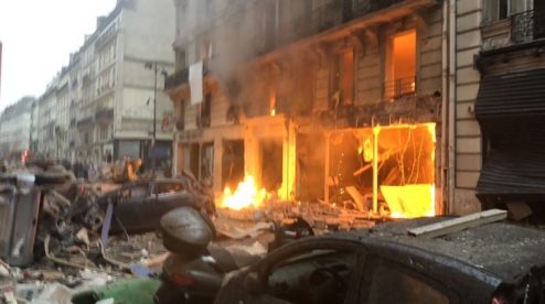 В центре Парижа прогремел мощный взрыв. Видео