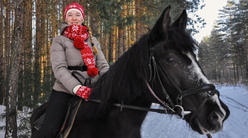 В Первоуральскеп участницы фитнес-проекта прокатились на лошадях