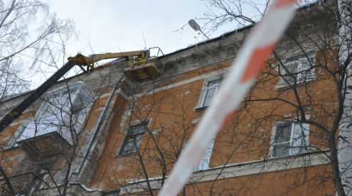 Управляшки Первоуральска начали борьбу с обледенением на крышах домов