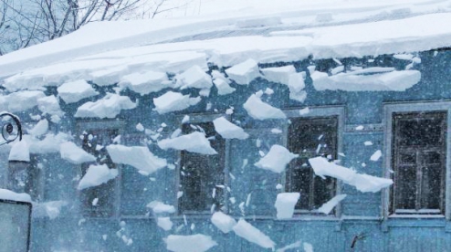 ОСТОРОЖНО: сосульки и сход снежных масс с крыш!