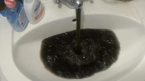 Из кранов в домах Первоуральска потекла черная вода