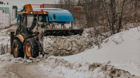 Коммунальщики Первоуральска чистят город от снежных завалов