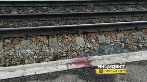 В Первоуральске мужчина попал под поезд и погиб