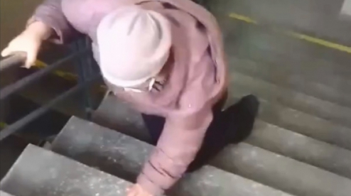 В Первоуральске в больнице пенсионерка с больной ногой пыталась покинуть травмпункт, сползая по лестнице