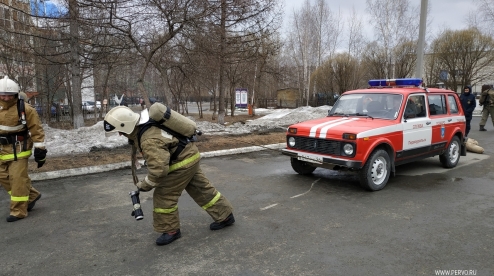 Первоуральские пожарные тащили автомобиль на себе