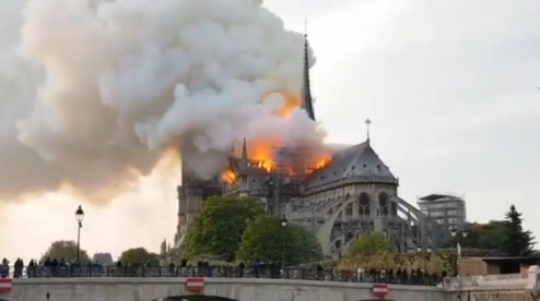В Париже сгорел Собор Парижской Богоматери. Видео