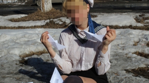 Девочку, которая спрыгнула с крыши лицея в Первоуральске, перевезли в Екатеринбург