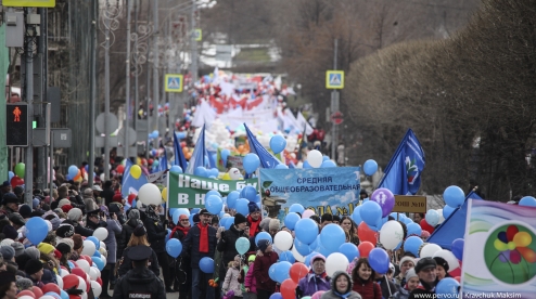 На Первомайскую демонстрацию в Первоуральске вышли 10 тысяч человек. Фото