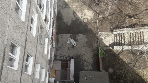 В Первоуральске с 8 этажа выпал мужчина
