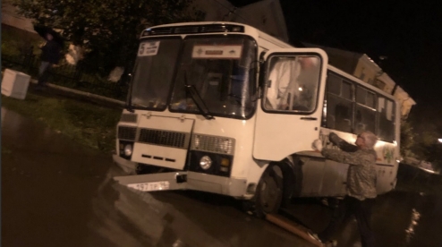 В Первоуральске утонул пассажирский автобус
