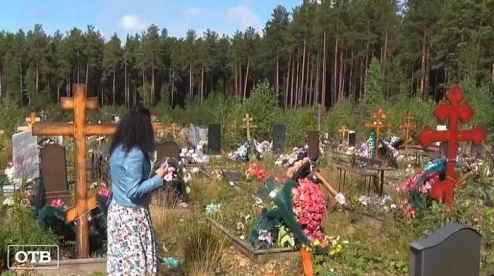 На кладбище в Первоуральске неизвестные сломали надгробья